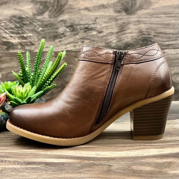 NIB Earth Lina Austin Notched Heeled Low Cut Leather Bootie Mahogany 8M - Picture 6 of 12